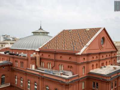 ...di cui possiamo ammirare da vicino la cupola e le tegole del suo tetto spiovente, visibili solo da questa altezza